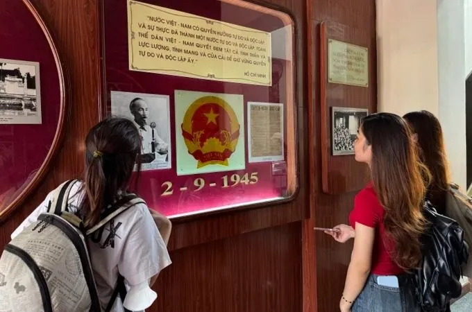 Khách tham quan Bảo tàng Hồ Chí Minh