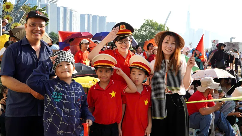 Hàng ngàn người đến sớm chờ xem lễ Tổng duyệt cấp Nhà nước diễu binh, diễu hành