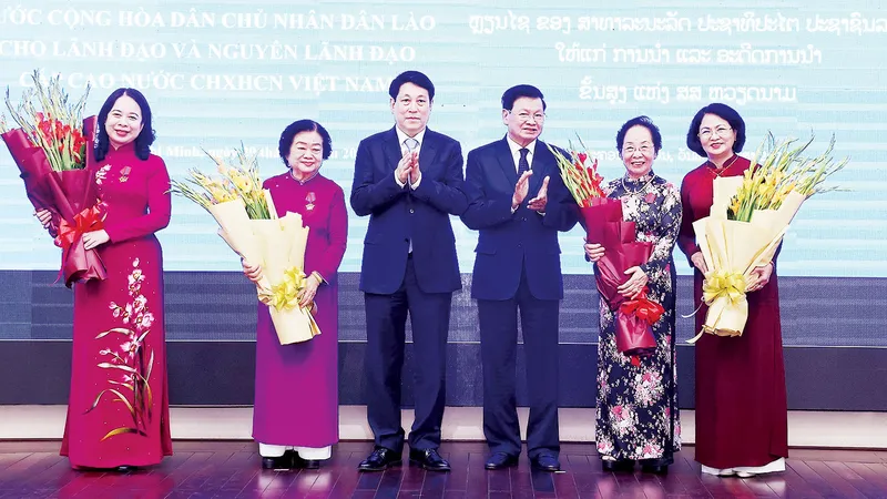 Nhà nước Lào trao tặng Huân chương cao quý cho lãnh đạo cấp cao Việt Nam