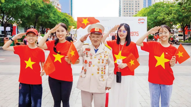Cựu chiến binh cùng các bạn trẻ hòa mình trong các hoạt động chào mừng đại lễ. Ảnh: TAM NGUYÊN