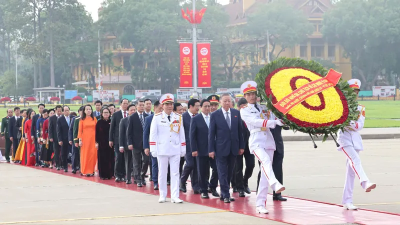 Các đại biểu Quốc hội đặt vòng hoa và vào Lăng viếng Chủ tịch Hồ Chí Minh