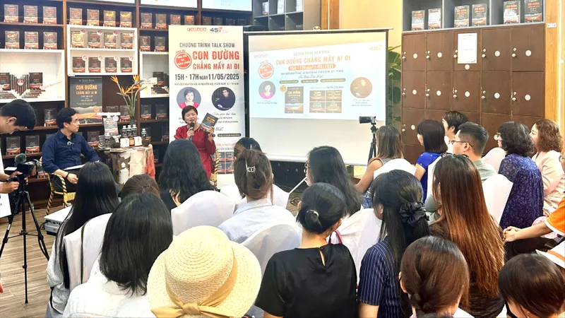 Tìm kiếm tình yêu và sự chữa lành từ "Con đường chẳng mấy ai đi"