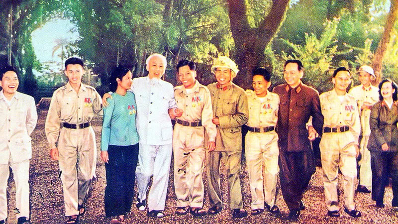 Bác vẫn cùng chúng cháu hành quân