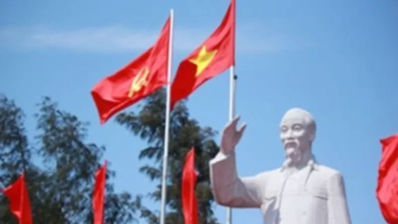 Tượng đài Bác Hồ trên đảo Cô Tô