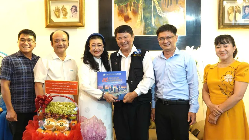 Thành ủy TPHCM thăm và tặng quà văn nghệ sĩ tiêu biểu