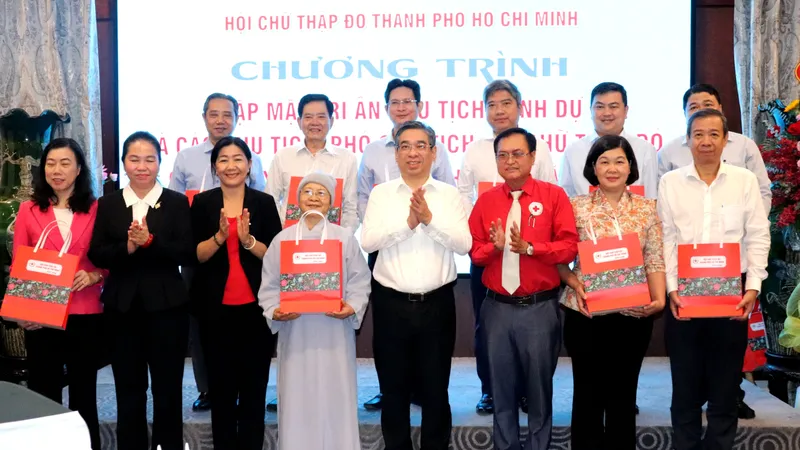 Đồng chí Nguyễn Phước Lộc, Phó Bí thư Thành ủy, Chủ tịch Ủy ban MTTQ Việt Nam TPHCM trao quà tri ân các Chủ tịch danh dự Chữ thập đỏ