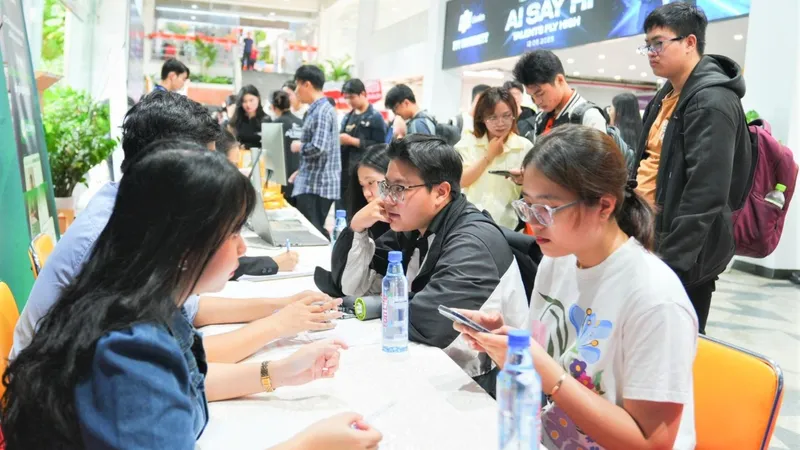 Sinh viên tìm kiếm cơ hội việc làm tại ngày hội. Ảnh: THANH HÙNG