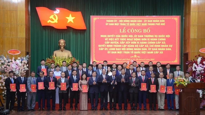 Lãnh đạo Trung ương và TP Huế chúc mừng Bí thư Đảng ủy các xã, phường mới sau sắp xếp