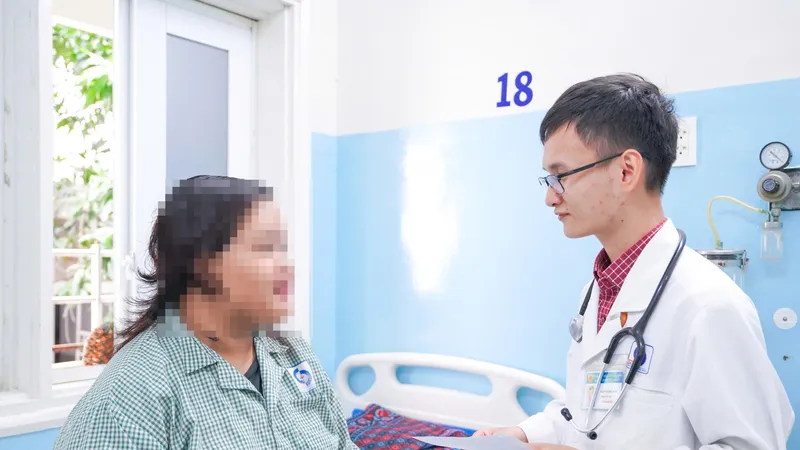 Bác sĩ đang thăm khám cho người bệnh