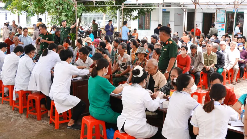 Khám bệnh, tư vấn và phát thuốc miễn phí cho người dân