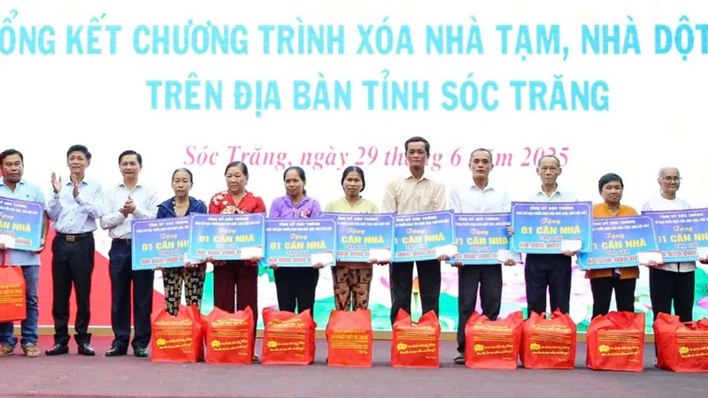 Lãnh đạo tỉnh Sóc Trăng (trước đây) trao hỗ trợ nhà ở cho người dân