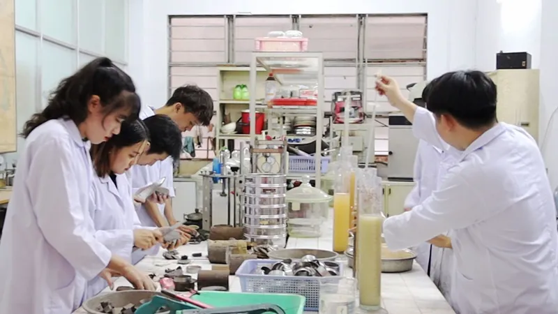Sinh viên ngành Kỹ thuật địa chất Trường ĐH Khoa học Tự nhiên (ĐHQG TPHCM) trong giờ học thực hành tại phòng thí nghiệm. Ảnh: THANH HÙNG 