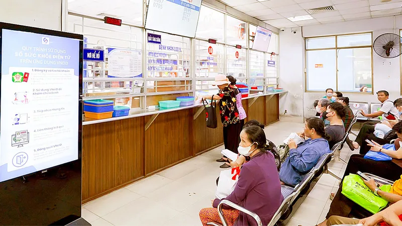Người bệnh chờ lãnh thuốc BHYT tại Bệnh viện Nhân dân Gia Định, TPHCM 