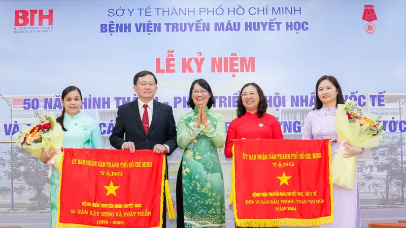 Phó Chủ tịch UBND TPHCM Trần Thị Diệu Thúy tặng cờ đua cho Bệnh viện Truyền máu huyết học TPHCM