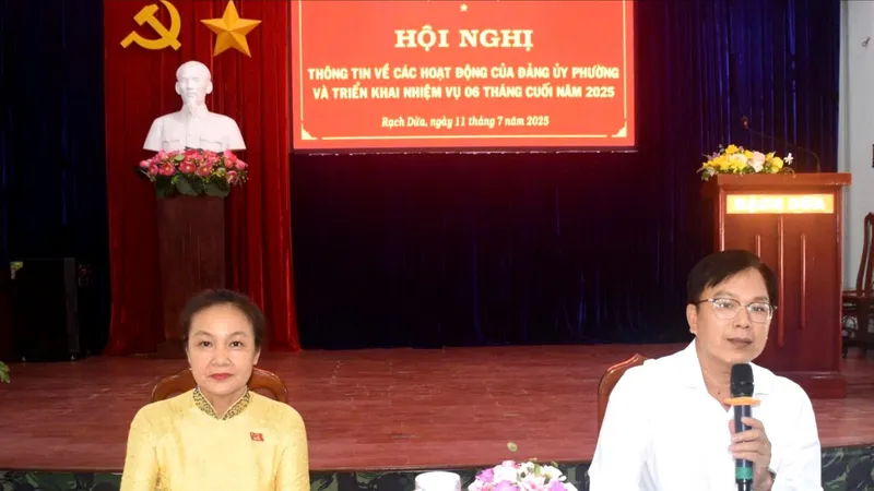 Lãnh đạo Đảng uỷ, HĐND phường Rạch Dừa, TPHCM giải đáp các thắc mắc của người dân