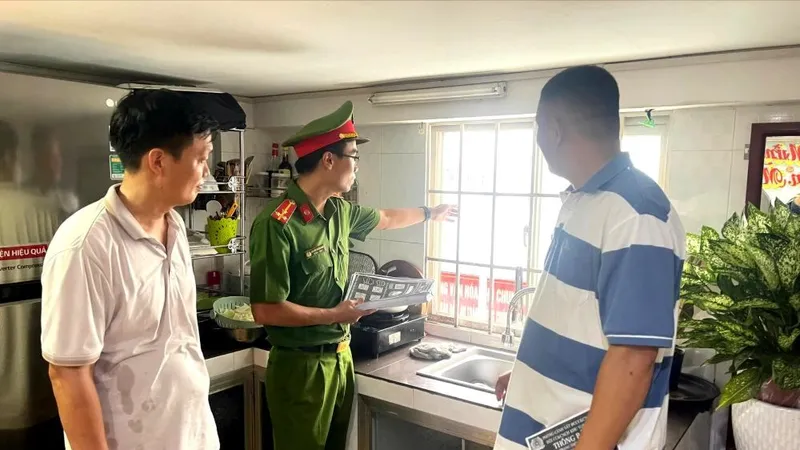 Vận động người dân tháo dỡ "chuồng cọp" để thoát hiểm