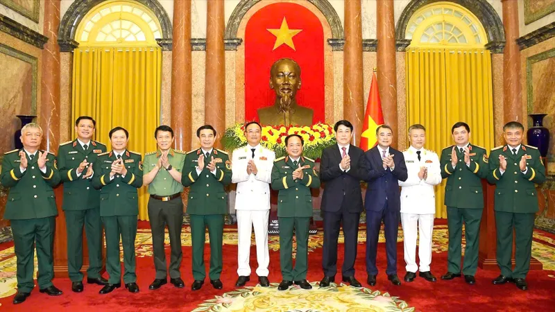 Chủ tịch nước trao quyết định thăng quân hàm và cấp bậc hàm Đại tướng, Thượng tướng cho 7 sĩ quan quân đội và công an