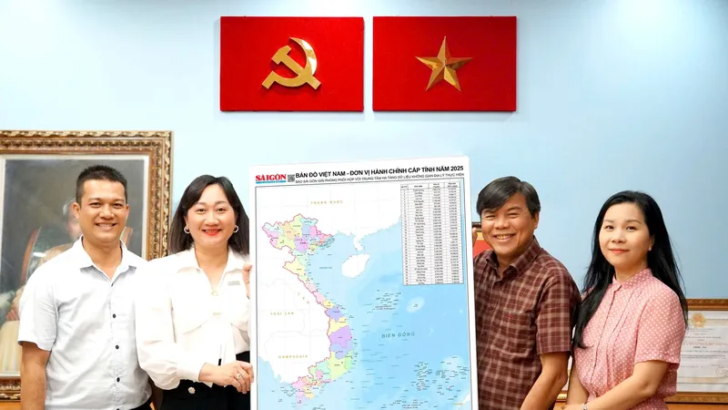 Báo SGGP tặng bản đồ cho các cơ quan tham mưu, giúp việc Thành ủy TPHCM