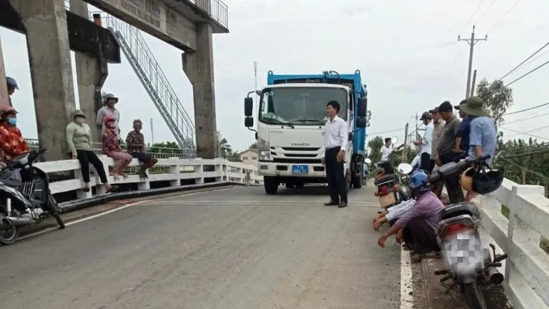 Người dân chặn không cho xe tập kết rác vào bãi rác An Hiệp (xã An Hiệp, tỉnh Vĩnh Long). Ảnh: NDCC