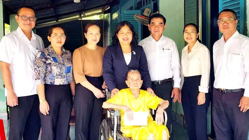 Phó Chủ tịch HĐND TPHCM Nguyễn Trường Nhật Phượng thăm, tặng quà các gia đình chính sách 