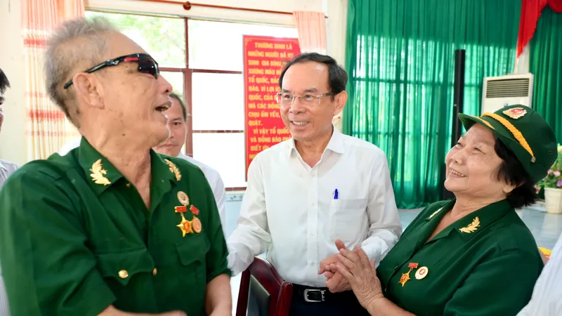 Bí thư Thành ủy TPHCM thăm các đồng chí thương binh, người có công