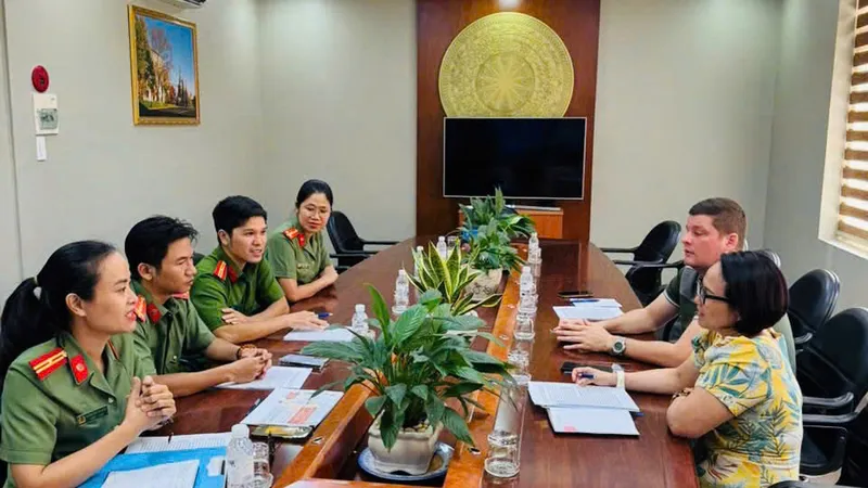 Phường Tam Thắng hỗ trợ người nước ngoài đăng ký định danh điện tử mức 2