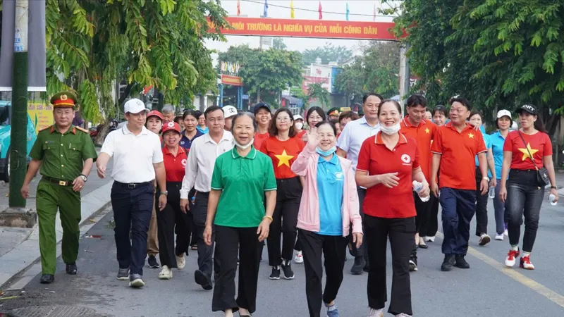 Hơn 1.500 người dân hưởng ứng chương trình Cùng Việt Nam tiến bước