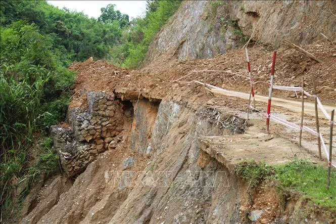 Nghệ An: Quốc lộ 16 xảy ra sạt lở, sụt trượt khiến tuyến đường bị chia cắt, giao thông tê liệt
