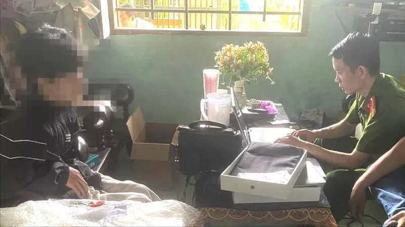 Đối tượng 10X làm giả hơn 300 hóa đơn ngân hàng để lừa đảo mua hàng trên mạng