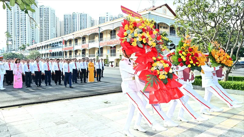 Đoàn đại biểu dự Đại hội Đảng bộ UBND TPHCM dâng hoa Chủ tịch Hồ Chí Minh