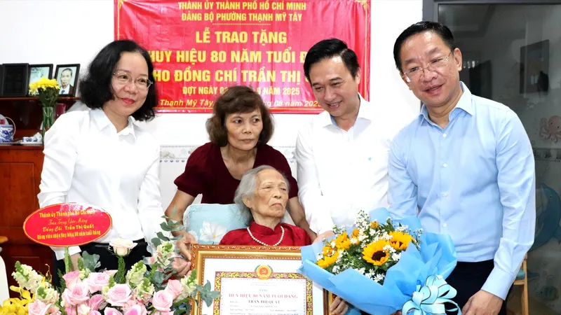 Phó Bí thư Thành ủy TPHCM Đặng Minh Thông trao Huy hiệu 80 năm tuổi Đảng đến đồng chí Trần Thị Quất