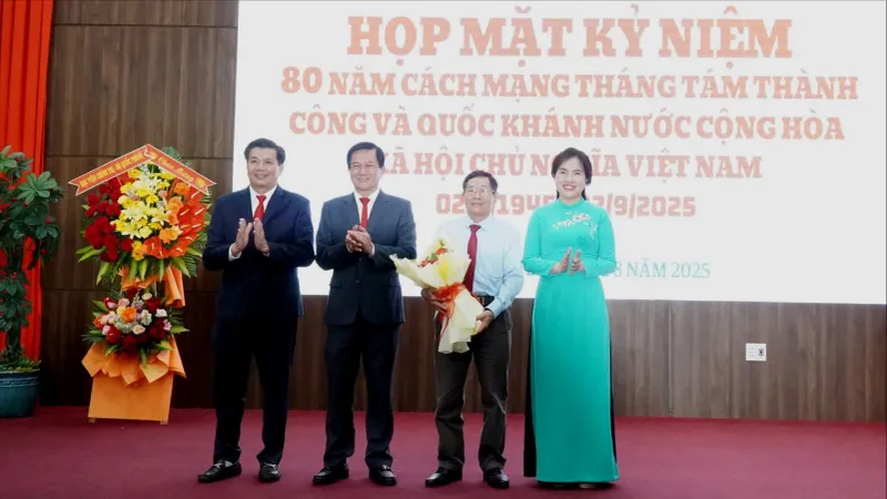 Phường Dĩ An (TPHCM) có 32 đảng viên nhận Huy hiệu Đảng dịp Quốc khánh 2-9