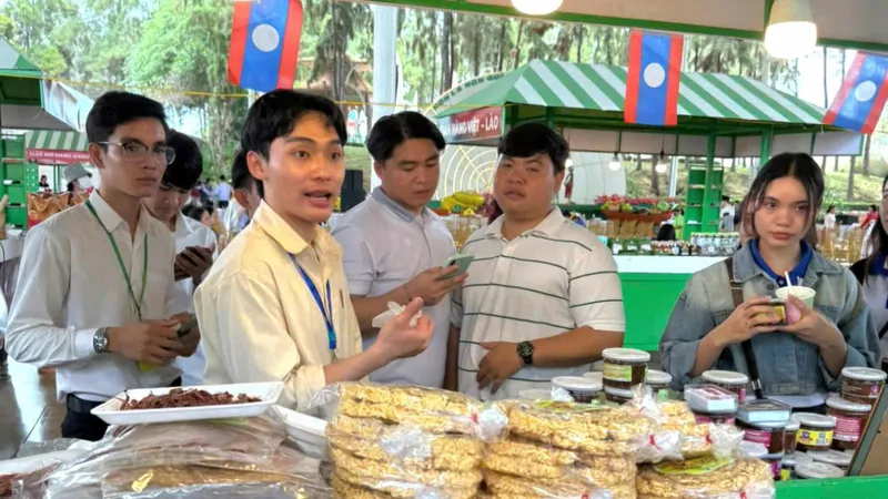 Gian hàng giới thiệu sản phẩm của đất nước Lào tại Ngày hội giao lưu Văn hóa - Ẩm thực - Kết nối giao thương Lào - Việt Nam năm 2025