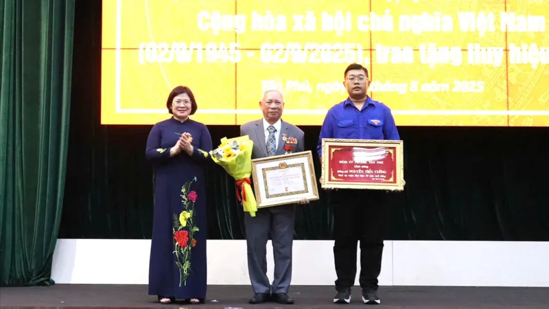 Phường Tân Phú (TPHCM) trao Huy hiệu Đảng đến 16 đảng viên