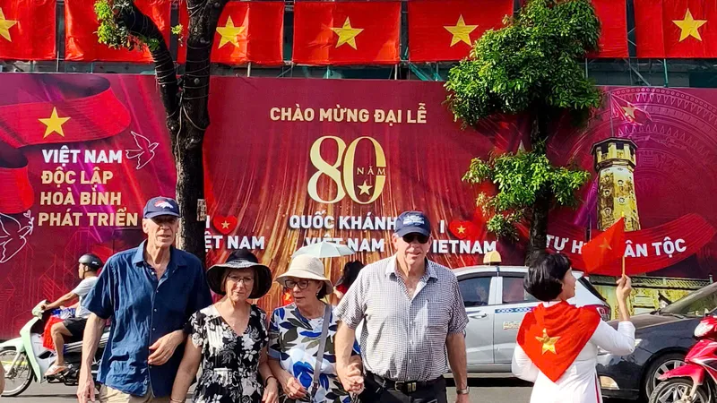 Cờ bay nơi nơi, muôn ánh sao vàng