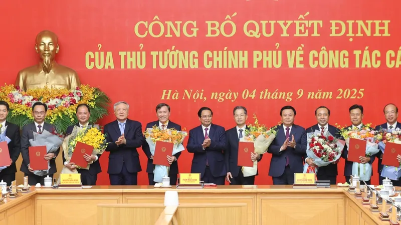 Thủ tướng Phạm Minh Chính trao các quyết định của Thủ tướng Chính phủ tiếp nhận, điều động, bổ nhiệm lãnh đạo các bộ, cơ quan.