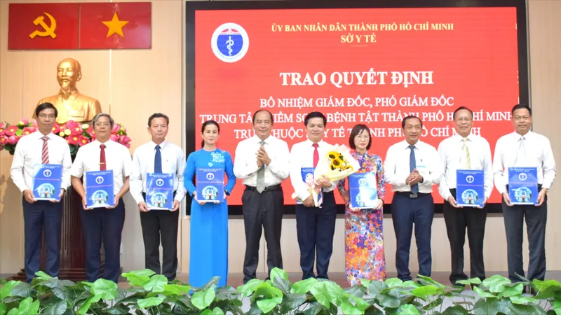 PGS-TS-BS Tăng Chí Thượng, Giám đốc Sở Y tế TPHCM và PGS-TS-BS Nguyễn Anh Dũng, Phó Giám đốc Sở Y tế TPHCM trao quyết định bổ nhiệm cho Giám đốc, Phó Giám đốc HCDC