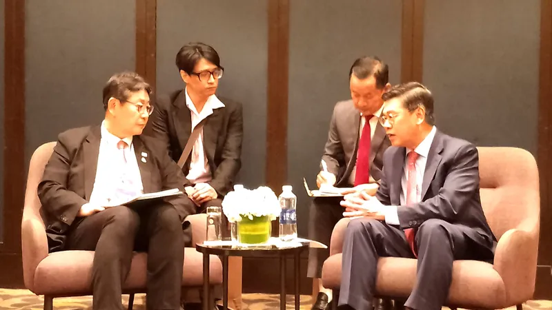 Phó Chủ tịch UBND TPHCM Nguyễn Văn Dũng tiếp Thị trưởng TP Gimhae Hong Tae-yong. Ảnh: MINH CHÂU