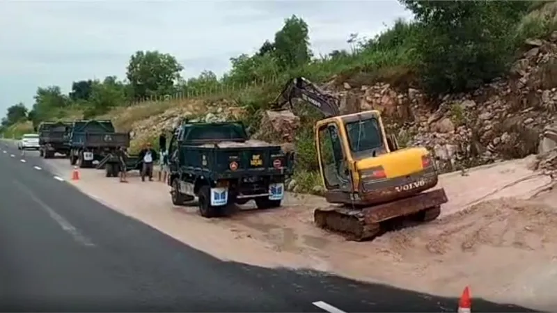 Đất cát lại tràn xuống đường cao tốc Vĩnh Hảo - Phan Thiết, giao thông ùn ứ