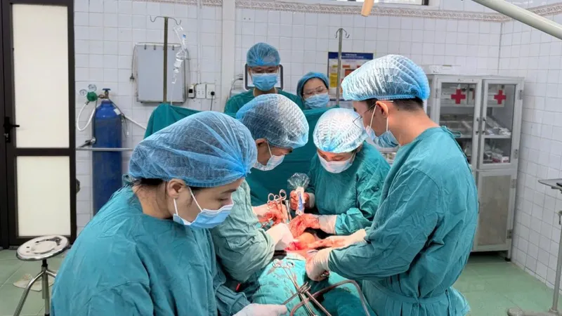 Cắt bỏ khối u "khủng", cứu sống nữ bệnh nhân 35 tuổi