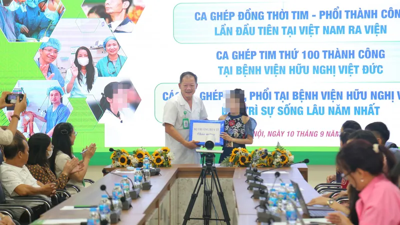 Bệnh nhân đầu tiên ở Việt Nam được ghép đồng thời tim, phổi được xuất viện