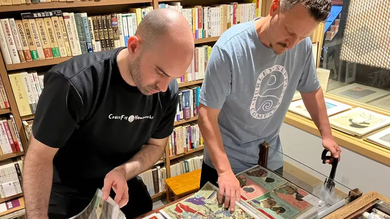 Nhiều du khách quốc tế tìm đến phố sách Hankyu Used Book Town để “săn kho báu văn hóa”. Ảnh: NIKKEI ASIA
