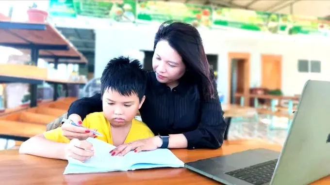 Đưa đón con đi học: Khéo thu xếp, gắn kết gia đình