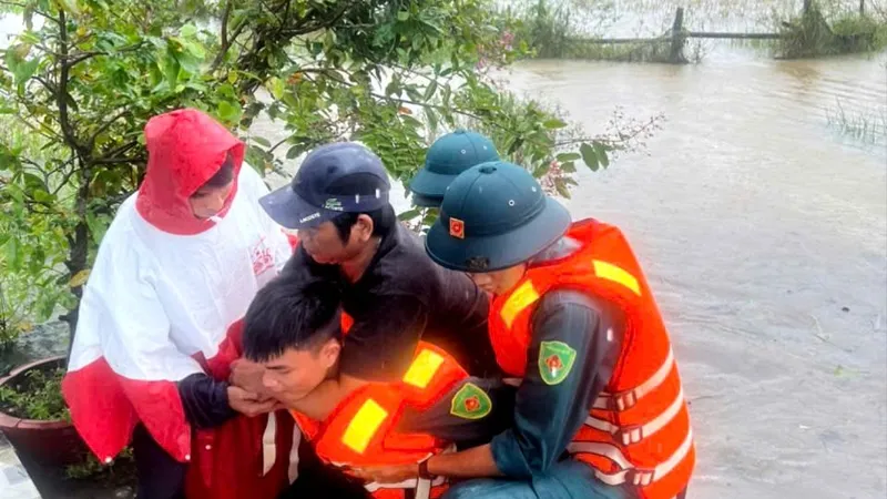 Kịp thời giải cứu 17 người dân khỏi vùng lũ ở Đồng Nai