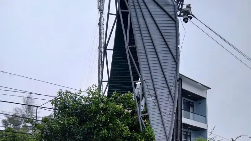 Hàng loạt nhà dân ở Huế bị tốc mái vì lốc xoáy