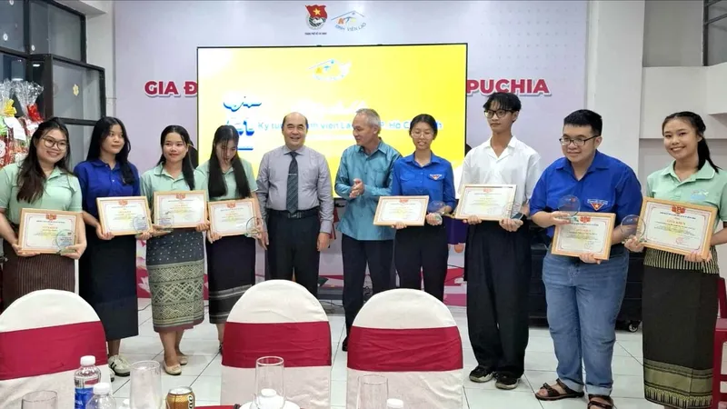 Tổng Lãnh sự nước Cộng hòa Dân chủ nhân dân Lào tại TPHCM Phonesy Bounmixay (thứ 5 từ phải qua) và đại diện Liên hiệp các tổ chức hữu nghị TPHCM trao thưởng cho các sinh viên đoạt giải