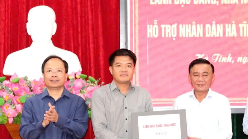 Thường trực Ban Bí thư Trần Cẩm Tú trao nguồn hỗ trợ của lãnh đạo Đảng, Nhà nước cho tỉnh Hà Tĩnh để khắc phục hậu quả thiệt hại bão số 10
