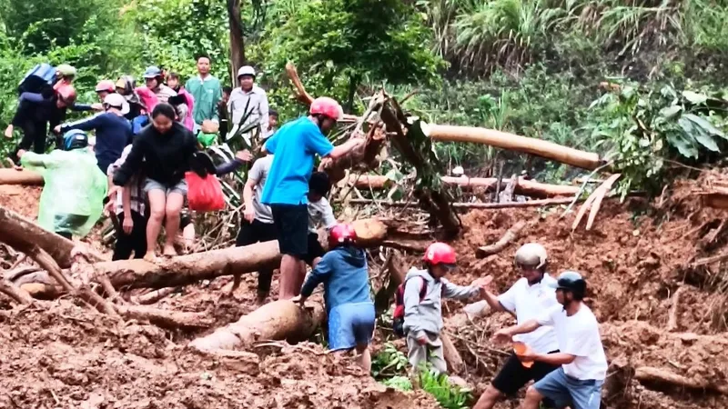 Đường sá hư hỏng, sạt lở nghiêm trọng