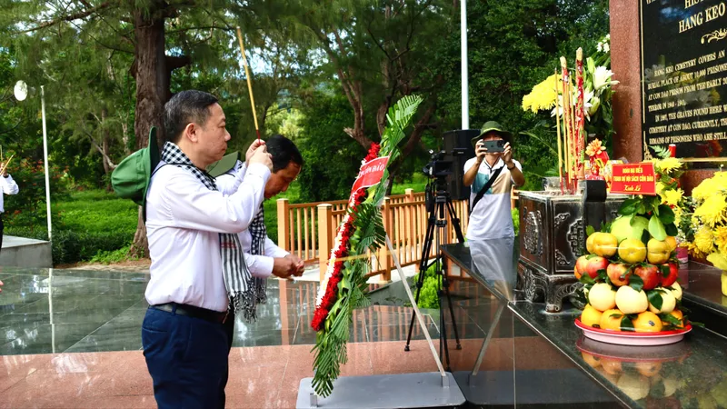 Đoàn đại biểu TPHCM dâng hương tưởng nhớ anh hùng liệt sĩ tại Côn Đảo 