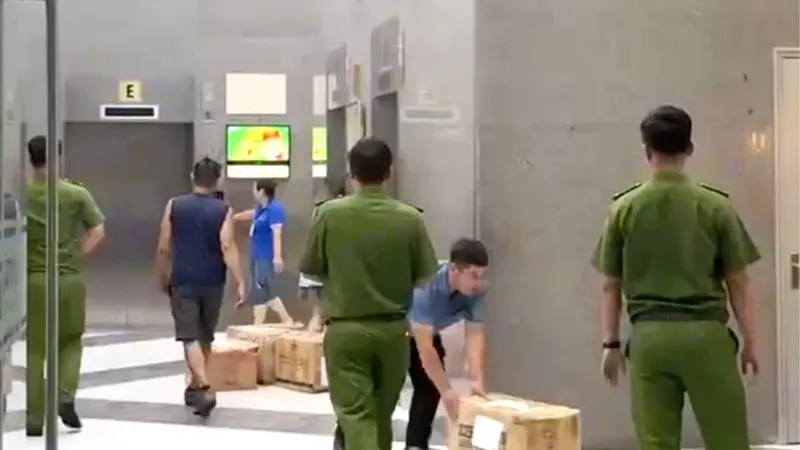 Công an vận chuyển hàng chục thùng carton tài liệu tại trụ sở công ty Shark Bình